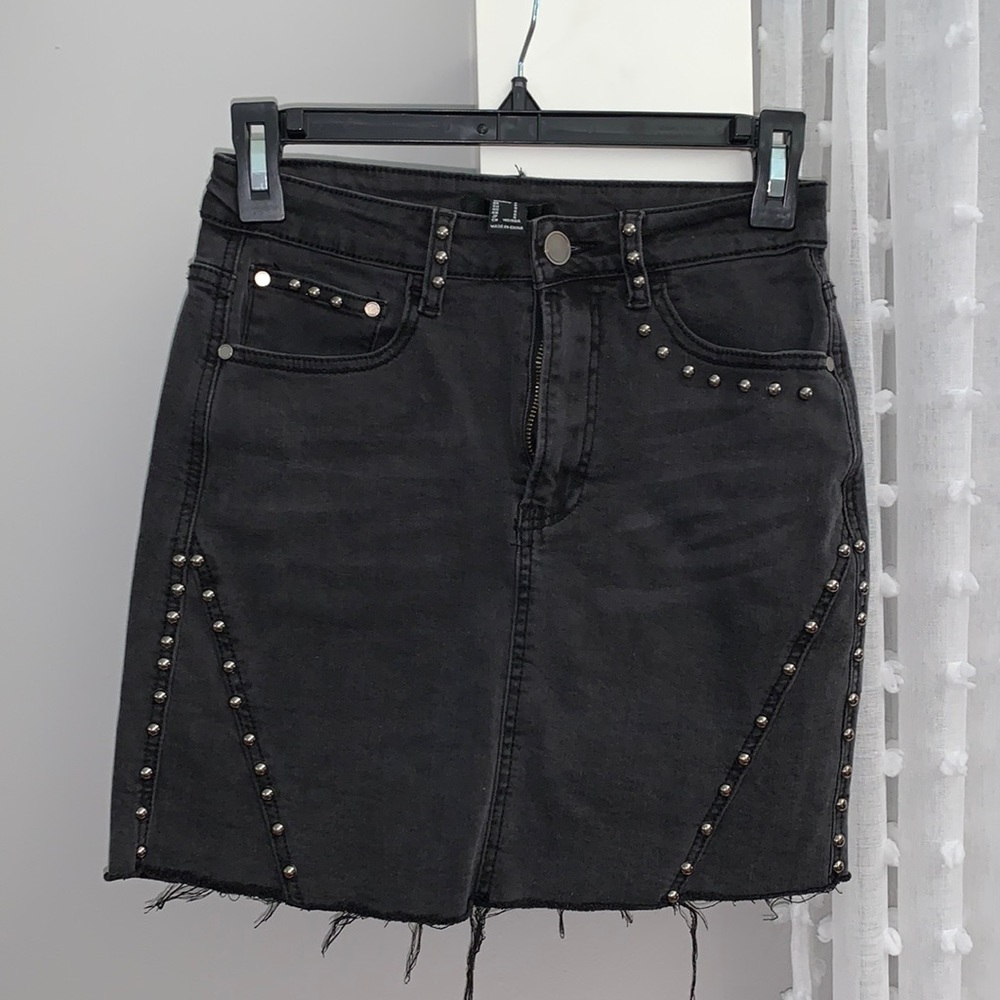 BLACK SKIRT